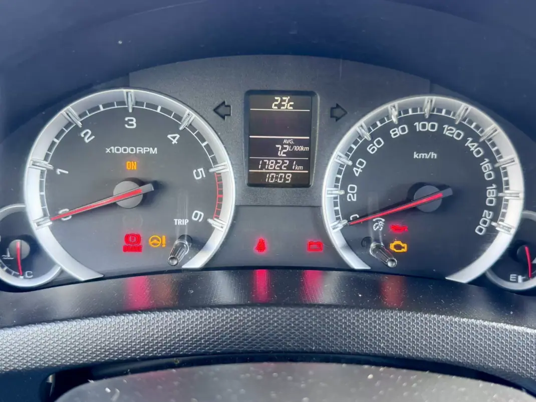 Suzuki Swift 2015 - 8990 EUR, 178000 km - AUTO.MOTO.pt - 178000km - foto 25 de 28