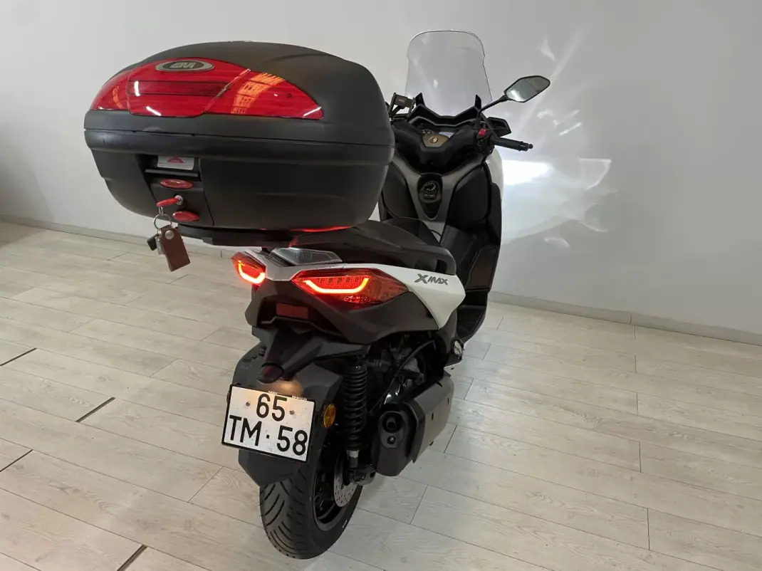 Yamaha XMAX 2017 - 3950 EUR, 9400 km - 9400km - foto 5 de 19