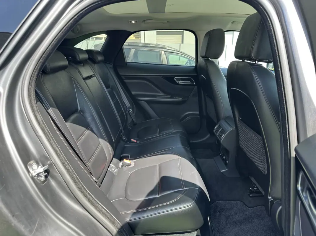 Jaguar F-Pace 2018 - 22500 EUR, 146000 km - 146000km - foto 62 de 69