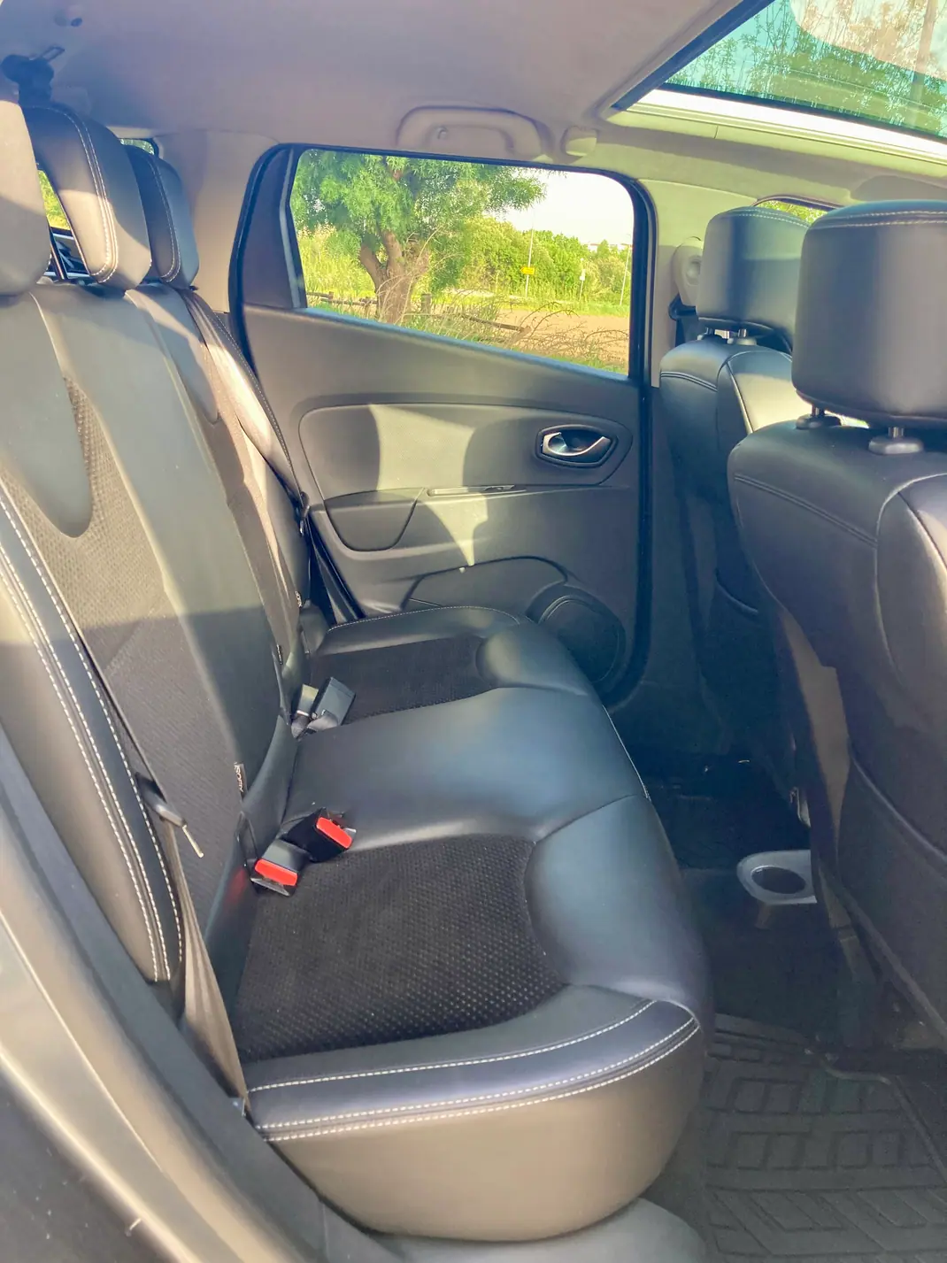 Renault Clio Sport Tourer 2019 - 9100 EUR, 178600 km - AUTO.MOTO.pt - 178600km - foto 5 de 16