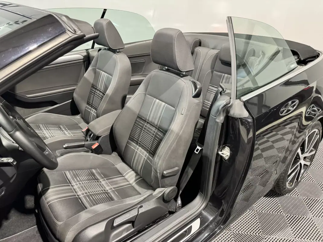 Volkswagen Golf Cabriolet 2015 - 12900 EUR, 177200 km - 177200km - foto 31 de 49