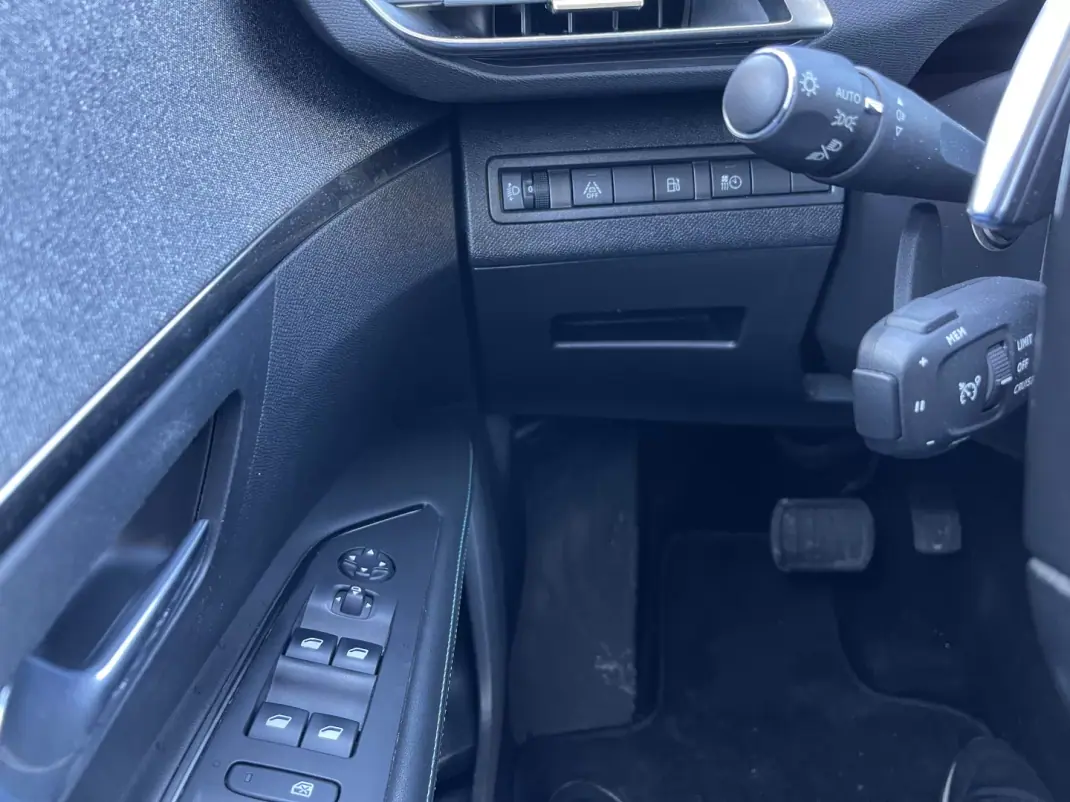 Peugeot 3008 2021 - 23990 EUR, 89615 km - AUTO.MOTO.pt - 89615km - foto 26 de 28