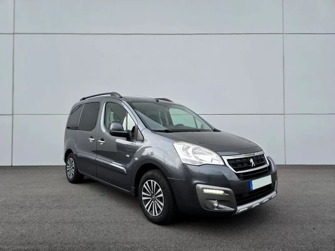 Peugeot Partner 2017 - 12490 EUR, 129000 km - AUTO.MOTO.pt - 129000km - foto 4 de 27