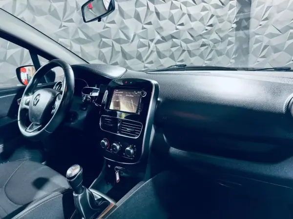Renault Clio 2017 - 13990 EUR, 104061 km - AUTO.MOTO.pt - 104061km - foto 16 de 28