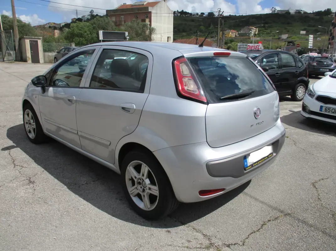 Fiat Grande Punto 2009 - 5900 EUR, 168000 km - AUTO.MOTO.pt - 168000km - foto 6 de 11
