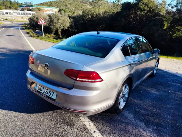 Volkswagen Passat 2018 - 17250 EUR, 120700 km - AUTO.MOTO.pt - 120700km - foto 8 de 13