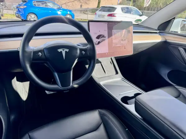 Tesla Model Y 2022 - 39990 EUR, 59000 km - AUTO.MOTO.pt - 59000km - foto 16 de 21