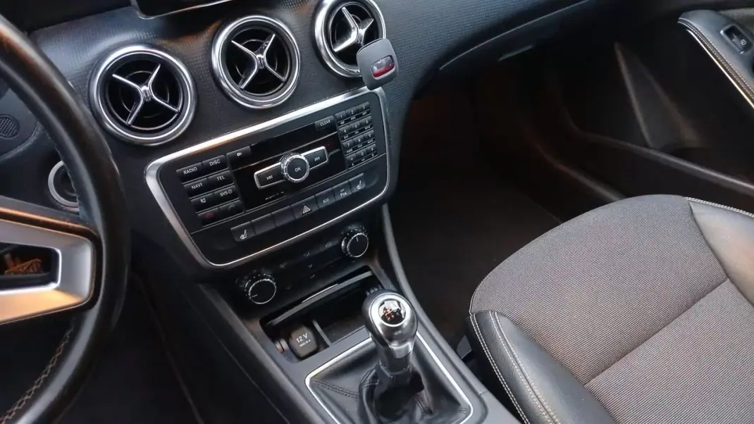 Mercedes-Benz A 200 2014 - 15990 EUR, 206000 km - AUTO.MOTO.pt - 206000km - foto 12 de 16