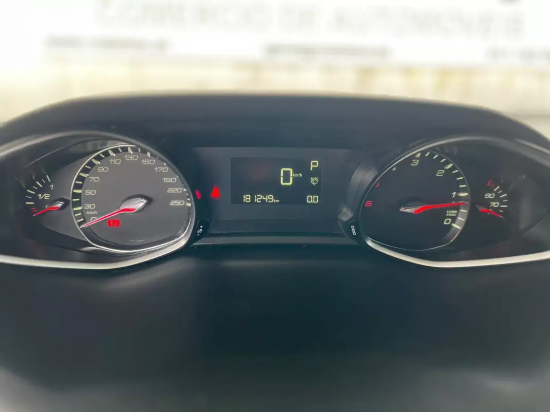 Peugeot 308 2017 - 13500 EUR, 181250 km - AUTO.MOTO.pt - 181250km - foto 12 de 12