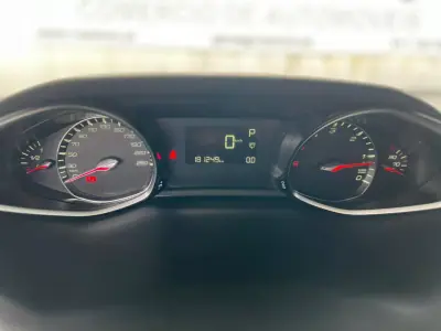 Peugeot 308 2017 - 13500 EUR, 181250 km - AUTO.MOTO.pt - 181250km - foto 12 de 12