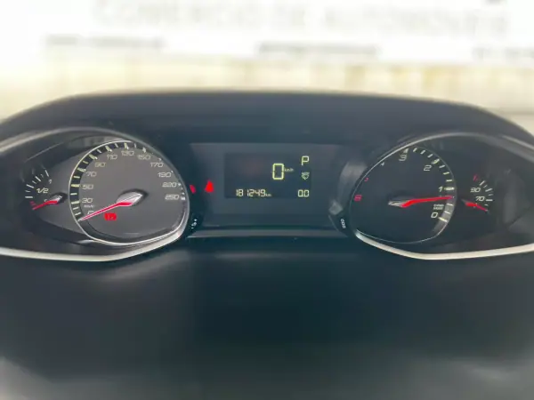 Peugeot 308 2017 - 13500 EUR, 181250 km - AUTO.MOTO.pt - 181250km - foto 12 de 12