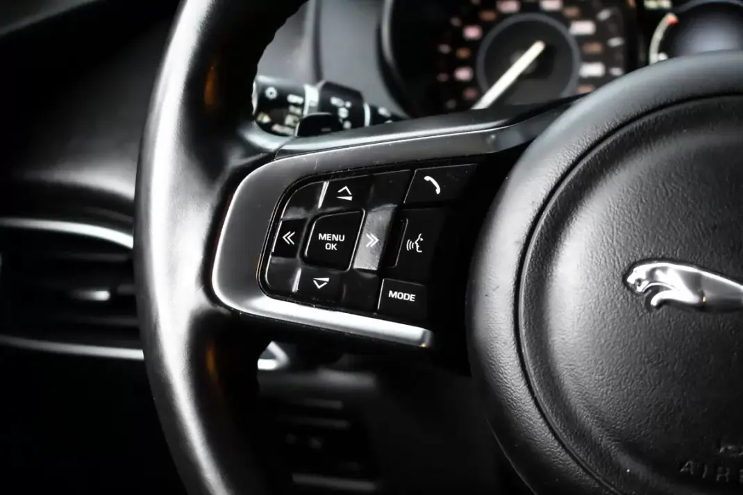 Jaguar F-Pace 2018 - 22990 EUR, 155156 km - 155156km - foto 14 de 48