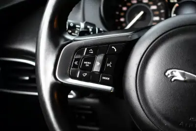 Jaguar F-Pace 2018 - 22990 EUR, 155156 km - 155156km - foto 14 de 48