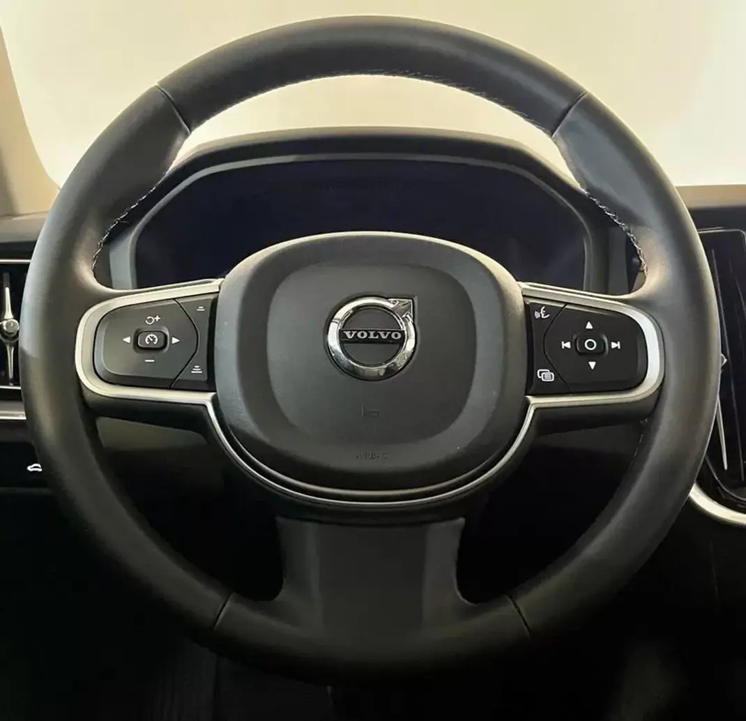 Volvo V60 2025 - 43500 EUR, 1900 km - AUTO.MOTO.pt - 1900km - foto 10 de 35