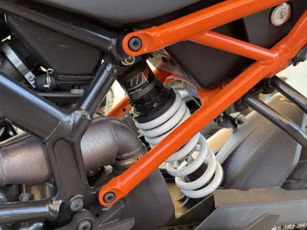 KTM Duke 200 2018 - 3750 EUR, 8468 km - AUTO.MOTO.pt - 8468km - foto 11 de 15