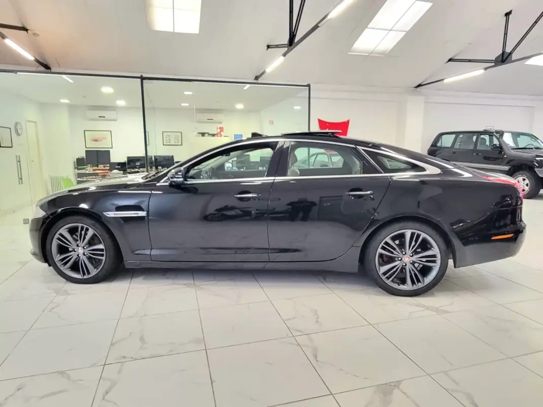 Jaguar XJ 2012 - 19950 EUR, 255600 km - AUTO.MOTO.pt - 255600km - foto 10 de 33