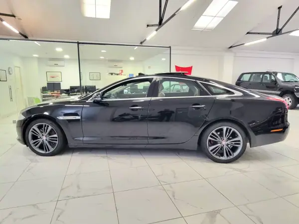 Jaguar XJ 2012 - 19950 EUR, 255600 km - AUTO.MOTO.pt - 255600km - foto 10 de 33