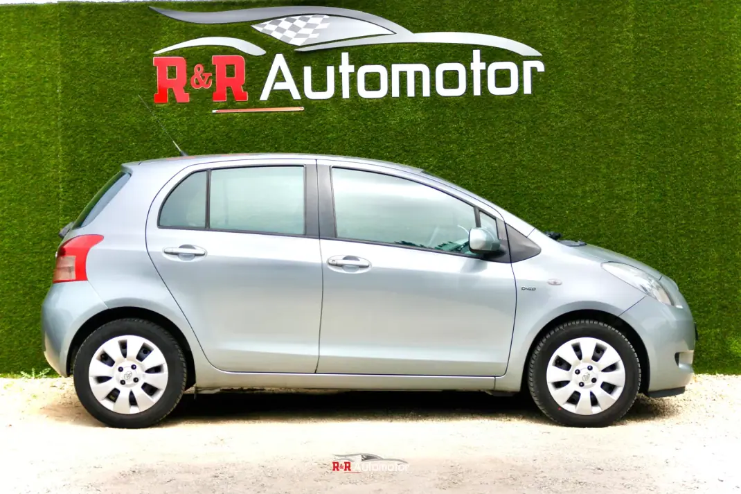 Toyota Yaris 2006 - 6900 EUR, 198000 km - AUTO.MOTO.pt - 198000km - foto 7 de 24