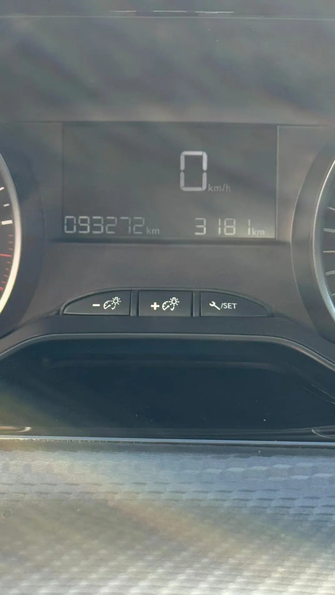 Peugeot 208 2019 - 8900 EUR, 93300 km - AUTO.MOTO.pt - 93300km - foto 7 de 10