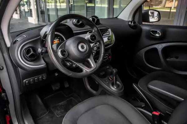 Smart ForTwo Coupé 2019 - 12900 EUR, 70638 km - AUTO.MOTO.pt - 70638km - foto 23 de 28
