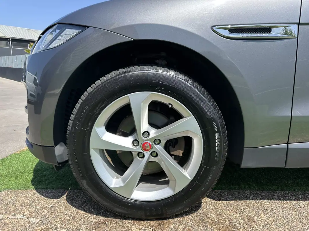 Jaguar F-Pace 2018 - 22500 EUR, 146000 km - 146000km - foto 20 de 69