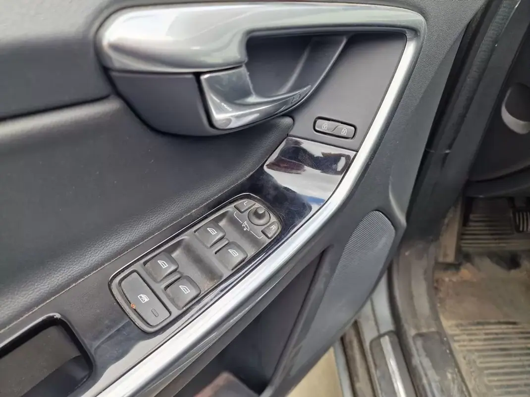 Volvo XC 60 2017 - 19790 EUR, 144487 km - 144487km - foto 3 de 14