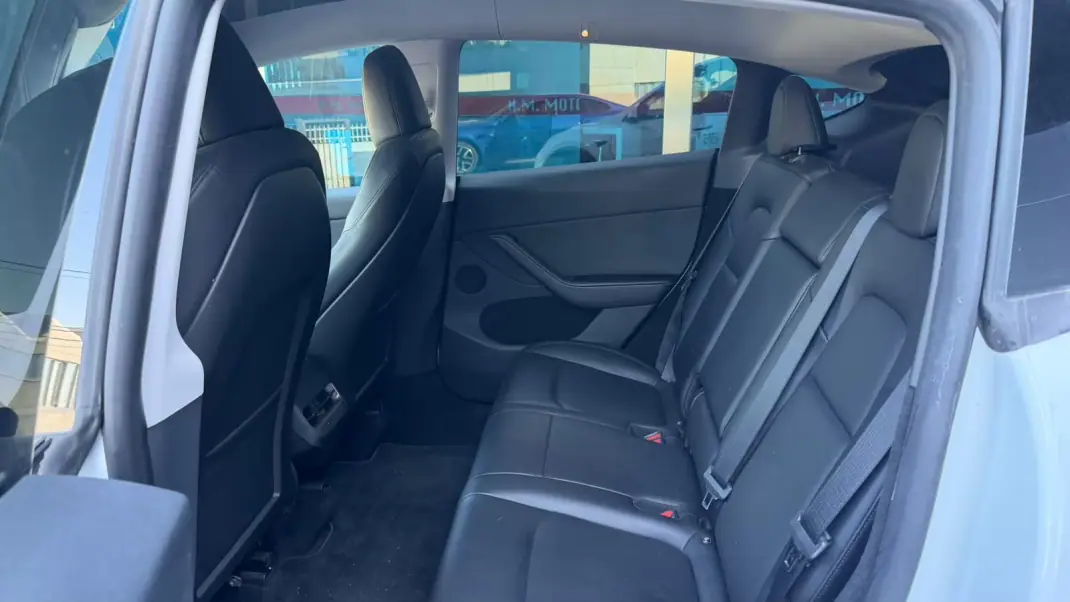 Tesla Model Y 2024 - 38500 EUR, 57000 km - 57000km - foto 9 de 9