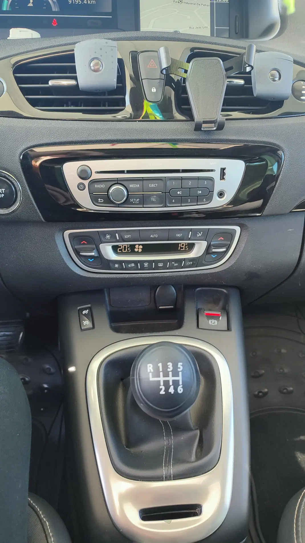 Renault Scénic 2014 - 8700 EUR, 210000 km - AUTO.MOTO.pt - 210000km - foto 13 de 18