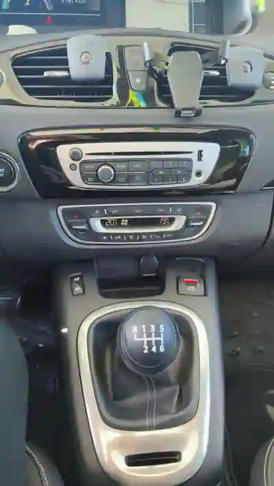 Renault Scénic 2014 - 8700 EUR, 210000 km - AUTO.MOTO.pt - 210000km - foto 13 de 18