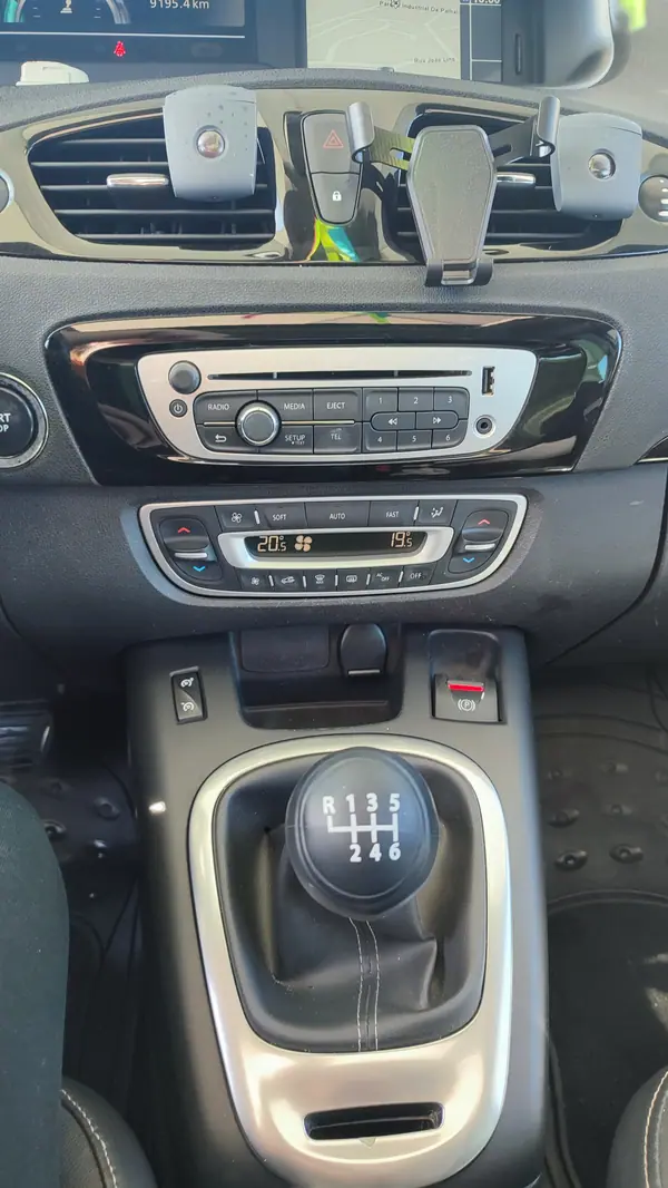 Renault Scénic 2014 - 7950 EUR, 210000 km - AUTO.MOTO.pt - 210000km - foto 13 de 18