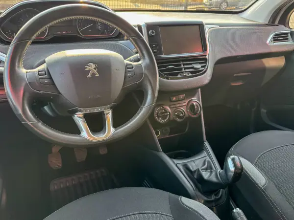 Peugeot 208 2016 - 8900 EUR, 65803 km - AUTO.MOTO.pt - 65803km - foto 11 de 12