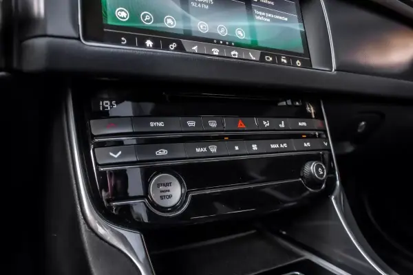 Jaguar XF Sportbrake 2019 - 23990 EUR, 147458 km - AUTO.MOTO.pt - 147458km - foto 24 de 47