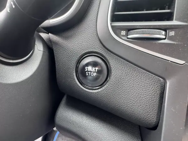 Renault Mégane 2016 - 13990 EUR, 178000 km - AUTO.MOTO.pt - 178000km - foto 19 de 32