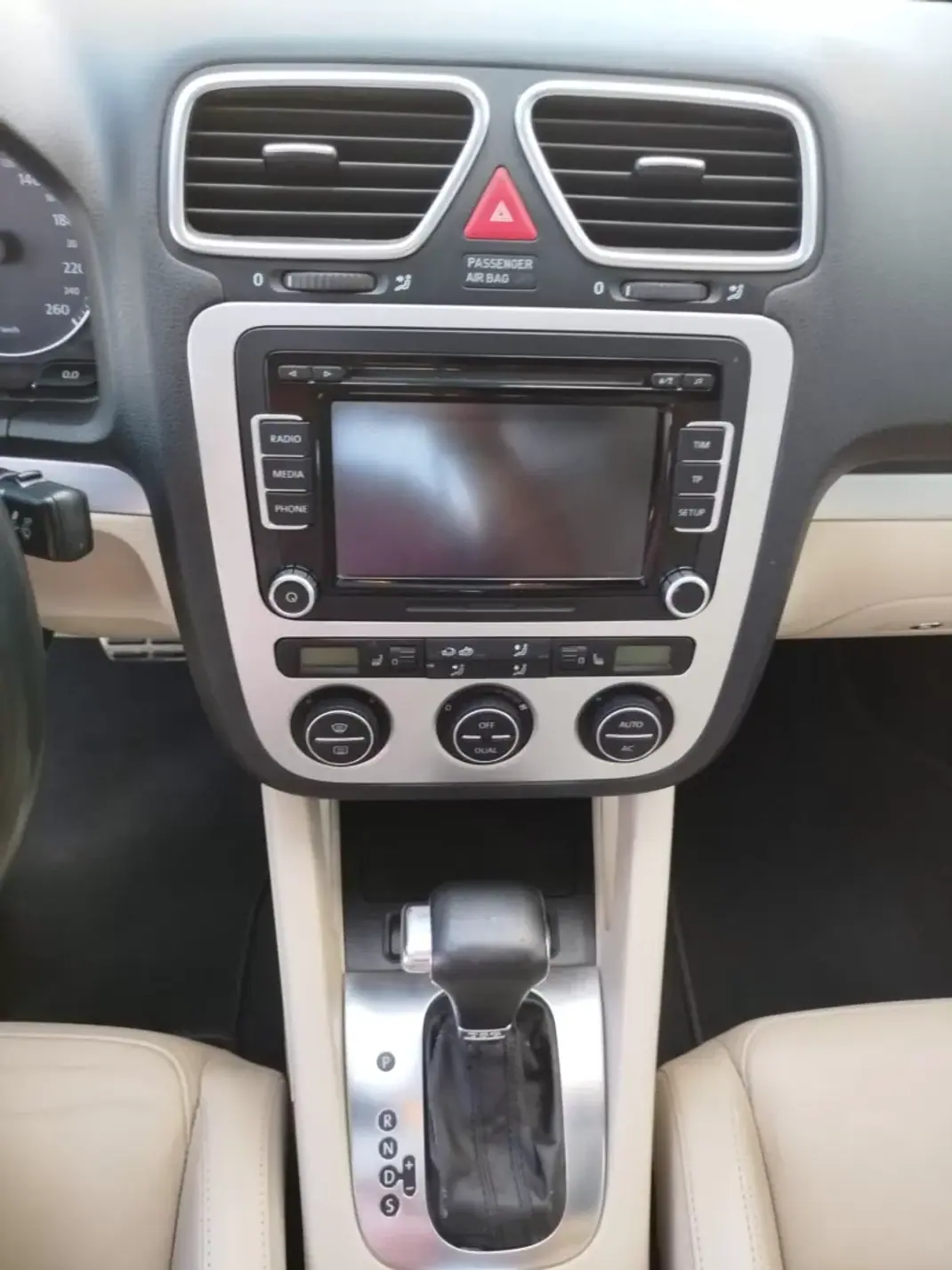 Volkswagen EOS 2010 - 12200 EUR, 159060 km - AUTO.MOTO.pt - 159060km - foto 6 de 15