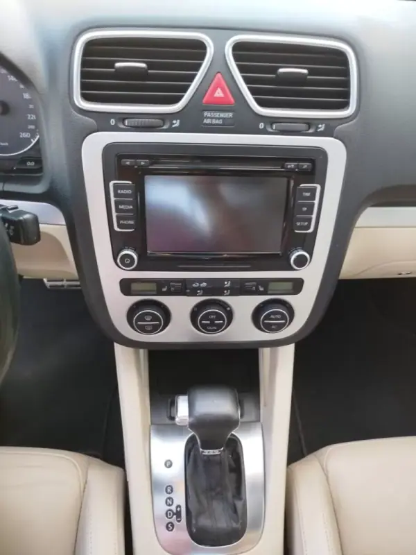 Volkswagen EOS 2010 - 12200 EUR, 159060 km - AUTO.MOTO.pt - 159060km - foto 6 de 15