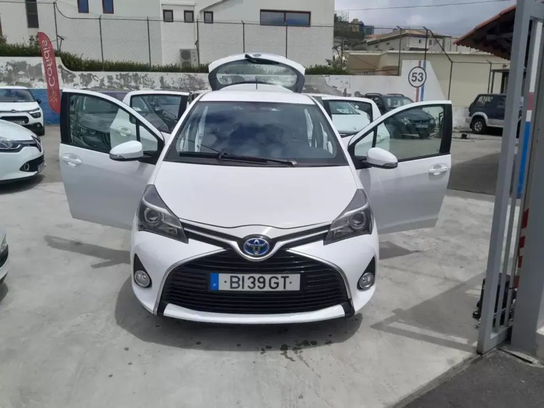 Toyota Yaris 2016 - 17900 EUR, 121948 km - AUTO.MOTO.pt - 121948km - foto 1 de 12