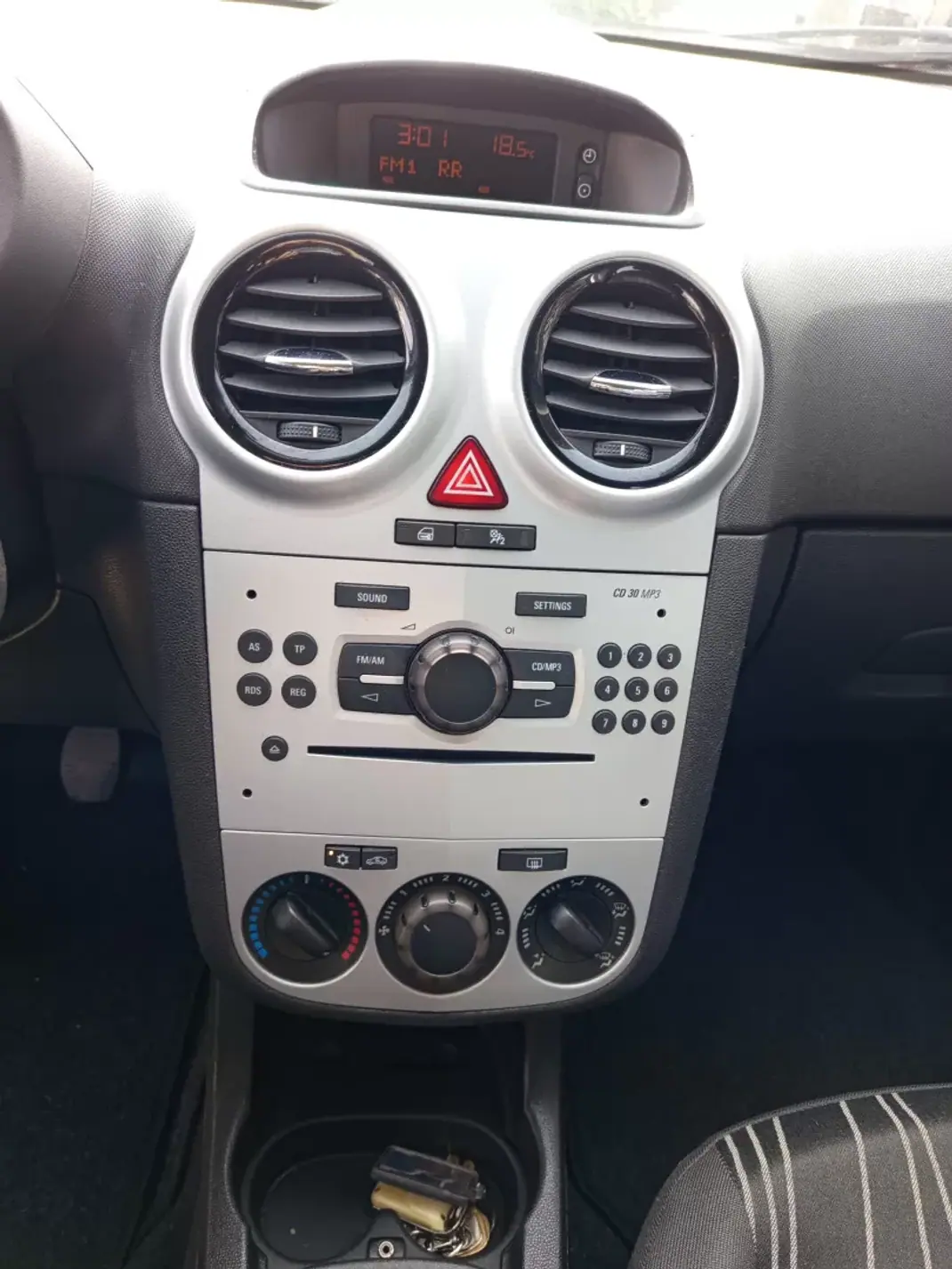Opel Corsa 2010 - 4990 EUR, 229548 km - AUTO.MOTO.pt - 229548km - foto 9 de 11