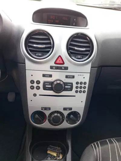Opel Corsa 2010 - 4990 EUR, 229548 km - AUTO.MOTO.pt - 229548km - foto 9 de 11