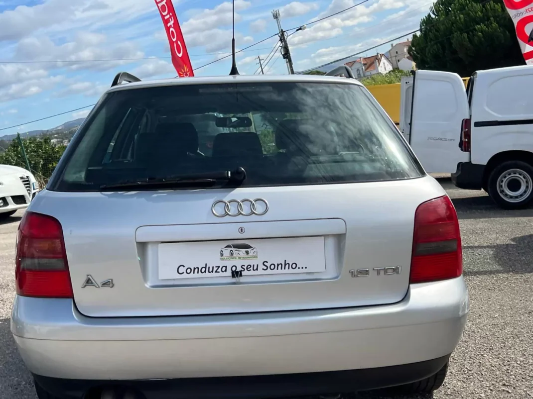 Audi A4 2004 - 4500 EUR, 400000 km - AUTO.MOTO.pt - 400000km - foto 15 de 18