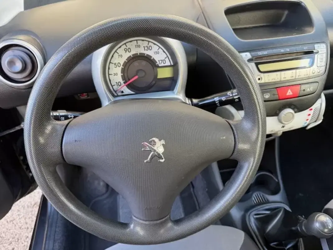 Peugeot 107 2013 - 6250 EUR, 116000 km - AUTO.MOTO.pt - 116000km - foto 20 de 26