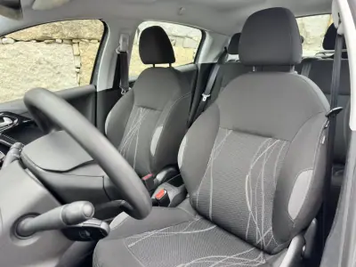 Peugeot 208 2015 - 7990 EUR, 73000 km - AUTO.MOTO.pt - 73000km - foto 38 de 51