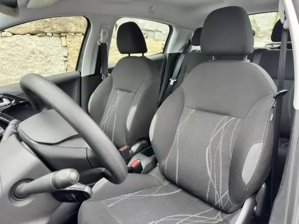 Peugeot 208 2015 - 7990 EUR, 73000 km - AUTO.MOTO.pt - 73000km - foto 38 de 51