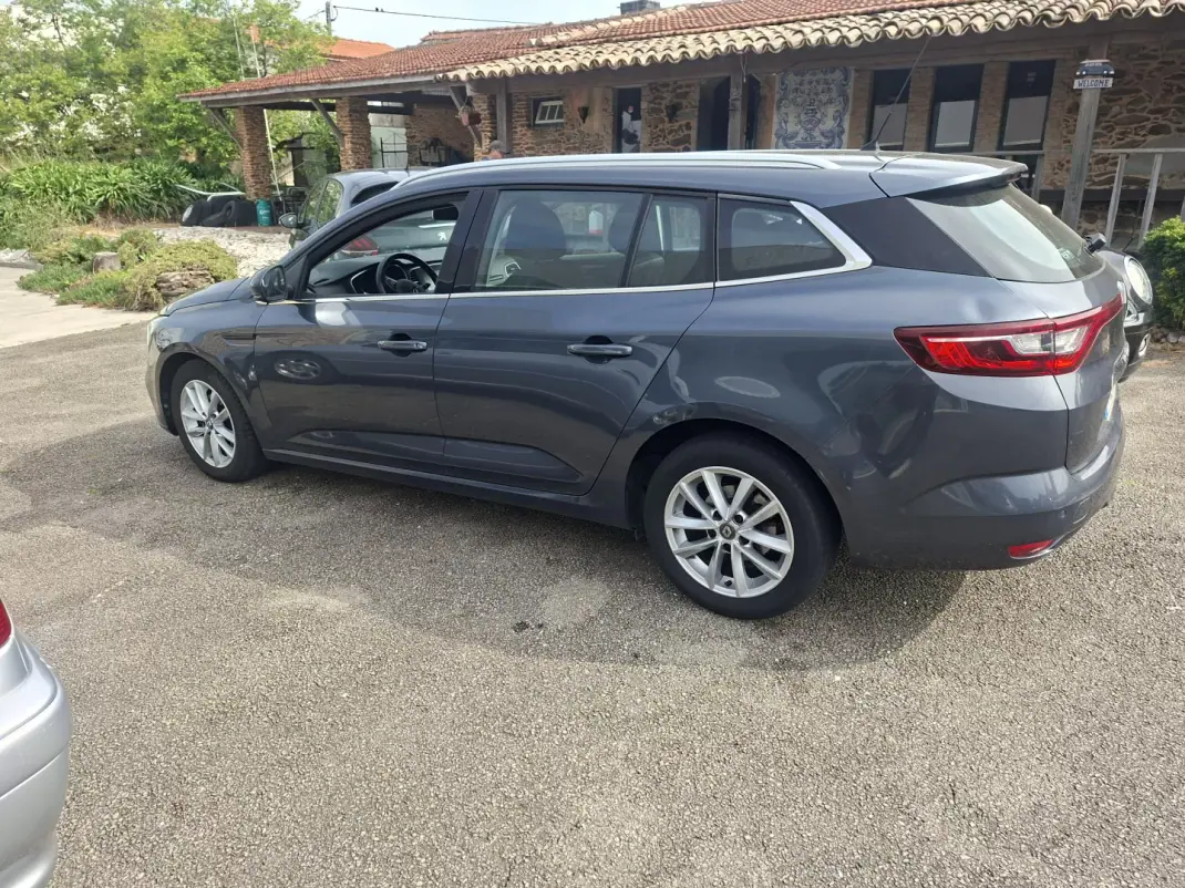 Renault Mégane Sport Tourer 2017 - 11530 EUR, 167840 km - AUTO.MOTO.pt - 167840km - foto 28 de 31
