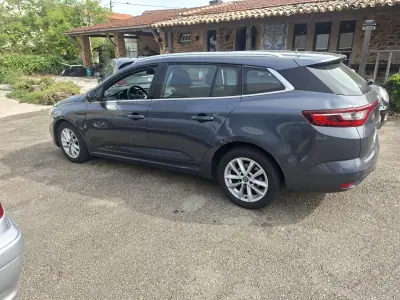 Renault Mégane Sport Tourer 2017 - 11530 EUR, 167840 km - AUTO.MOTO.pt - 167840km - foto 28 de 31