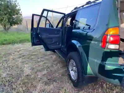 Mitsubishi Pajero 2001 - 12750 EUR, 199500 km - AUTO.MOTO.pt - 199500km - foto 5 de 11