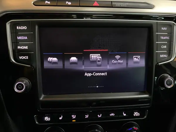 Volkswagen Passat Variant 2015 - 18950 EUR, 306000 km - AUTO.MOTO.pt - 306000km - foto 12 de 20