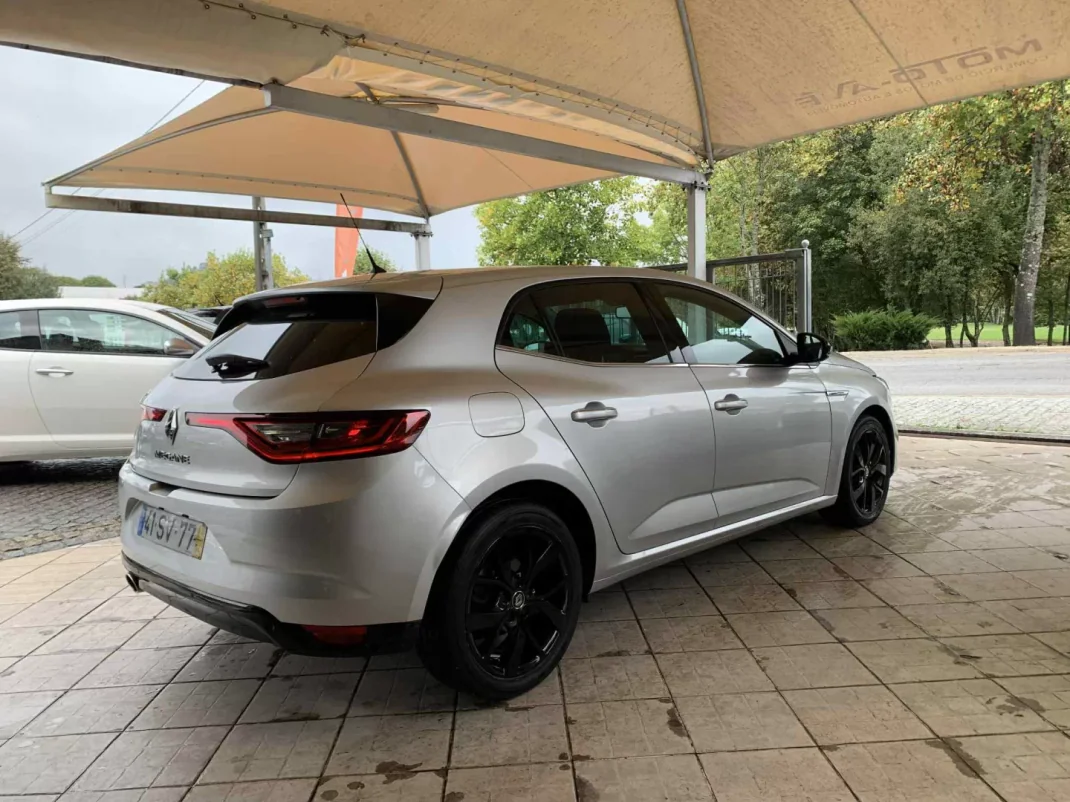 Renault Mégane 2017 - 16750 EUR, 88269 km - AUTO.MOTO.pt - 88269km - foto 5 de 35
