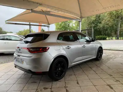 Renault Mégane 2017 - 16750 EUR, 88269 km - AUTO.MOTO.pt - 88269km - foto 5 de 35