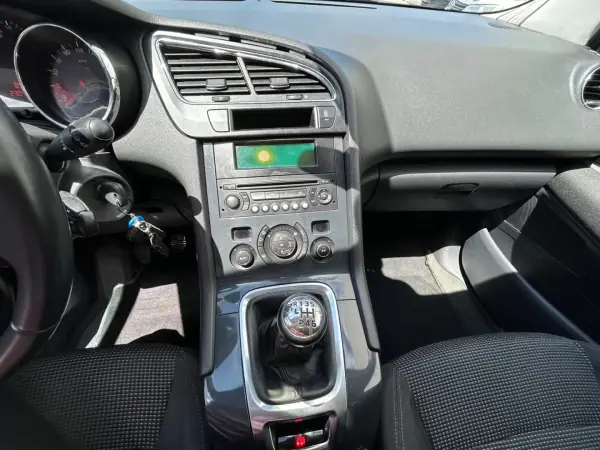 Peugeot 5008 2010 - 8950 EUR, 230534 km - AUTO.MOTO.pt - 230534km - foto 14 de 22