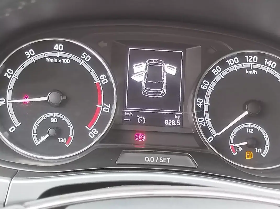 Skoda Fabia 2021 - 11800 EUR, 120100 km - AUTO.MOTO.pt - 120100km - foto 4 de 12